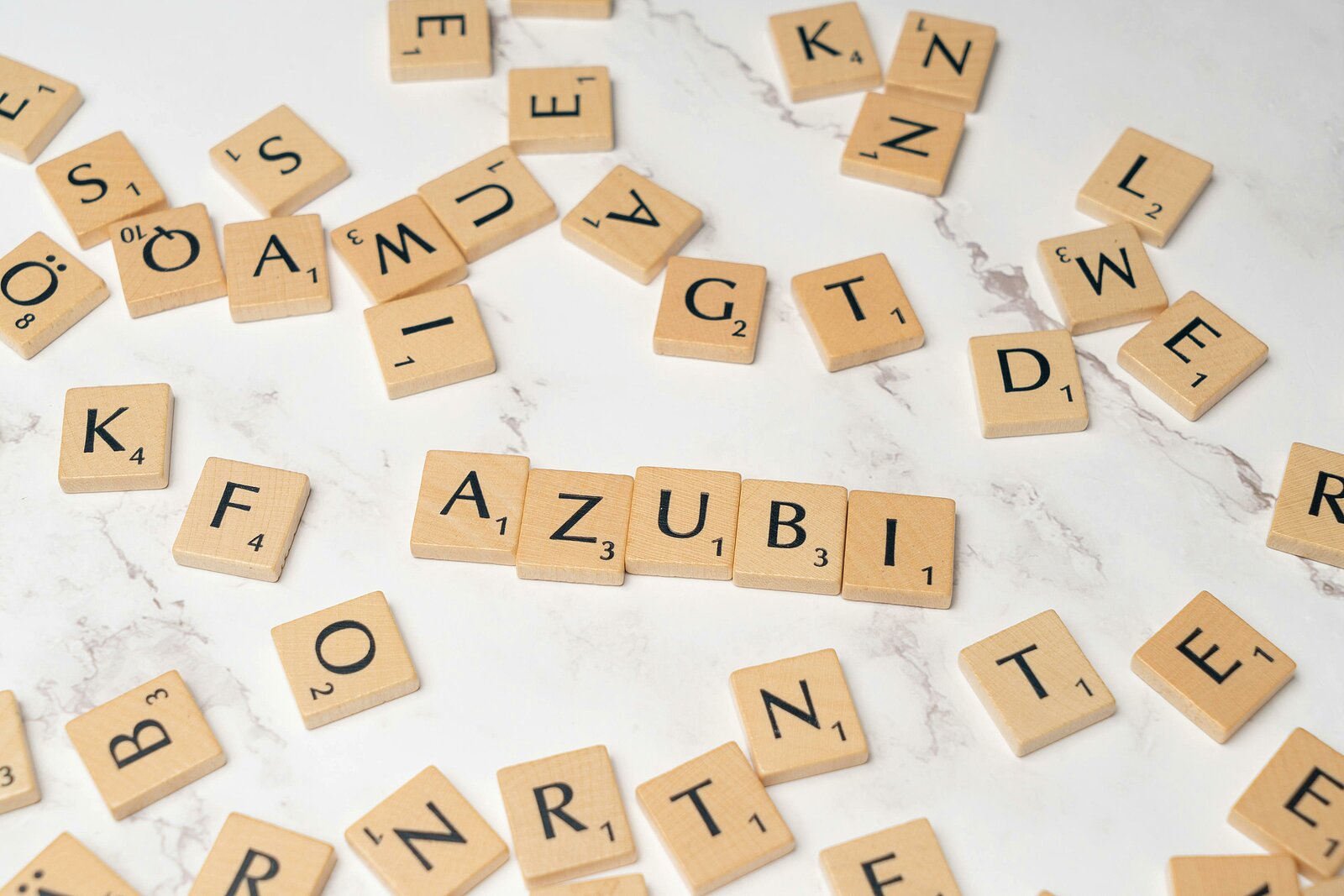 Azubis fördern: Mit praktischen Tipps aus unserem Azubi-Knigge.